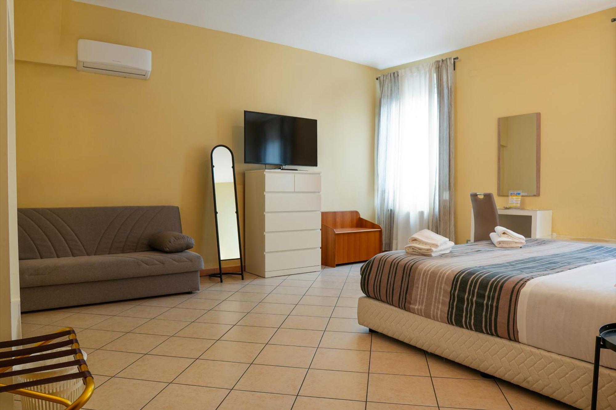 Smart Hotel Ферара Екстериор снимка